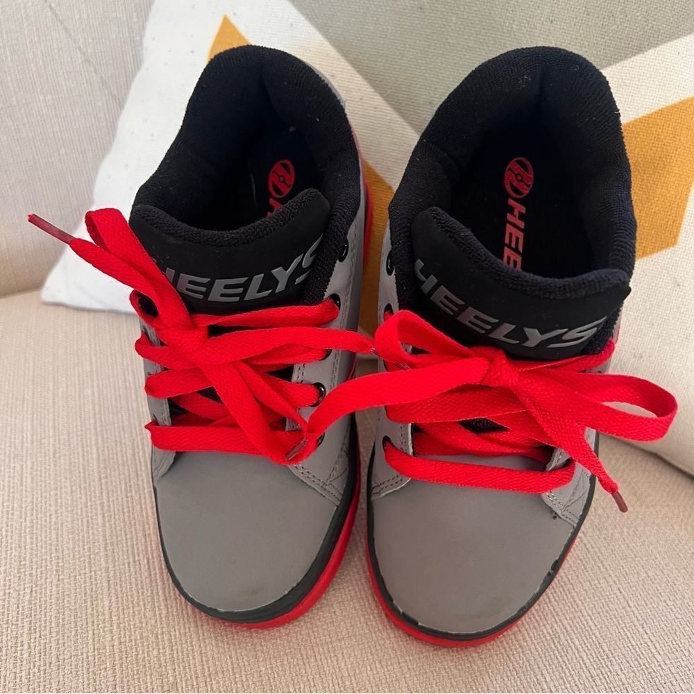 Heelys Kids' Grey and Red Skate Shoes Youth 1 Like NEW